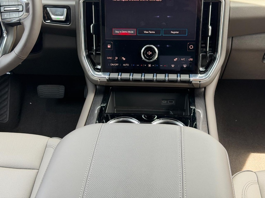 GMC Yukon Vehicle Image 09