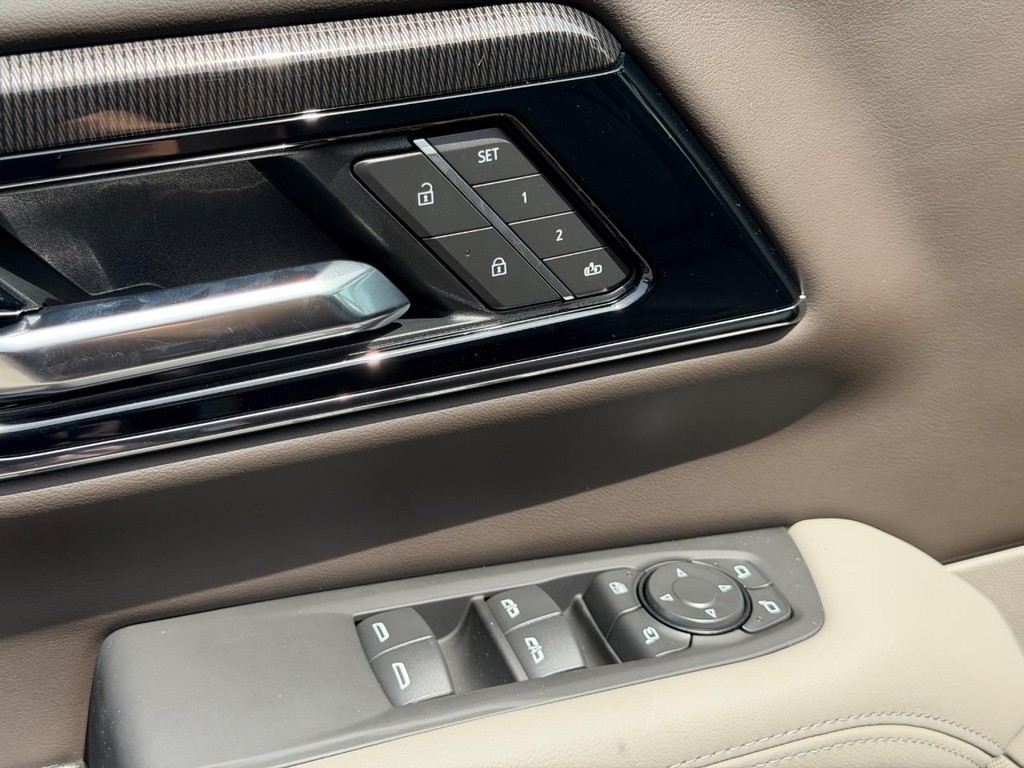 GMC Yukon Vehicle Image 10