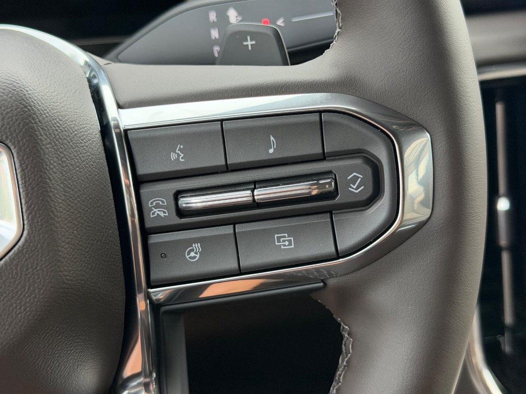 GMC Yukon Vehicle Image 13