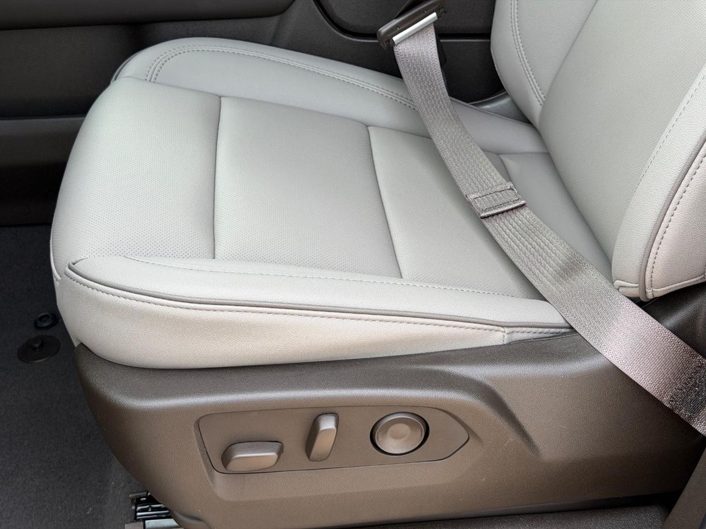 GMC Yukon Vehicle Image 15