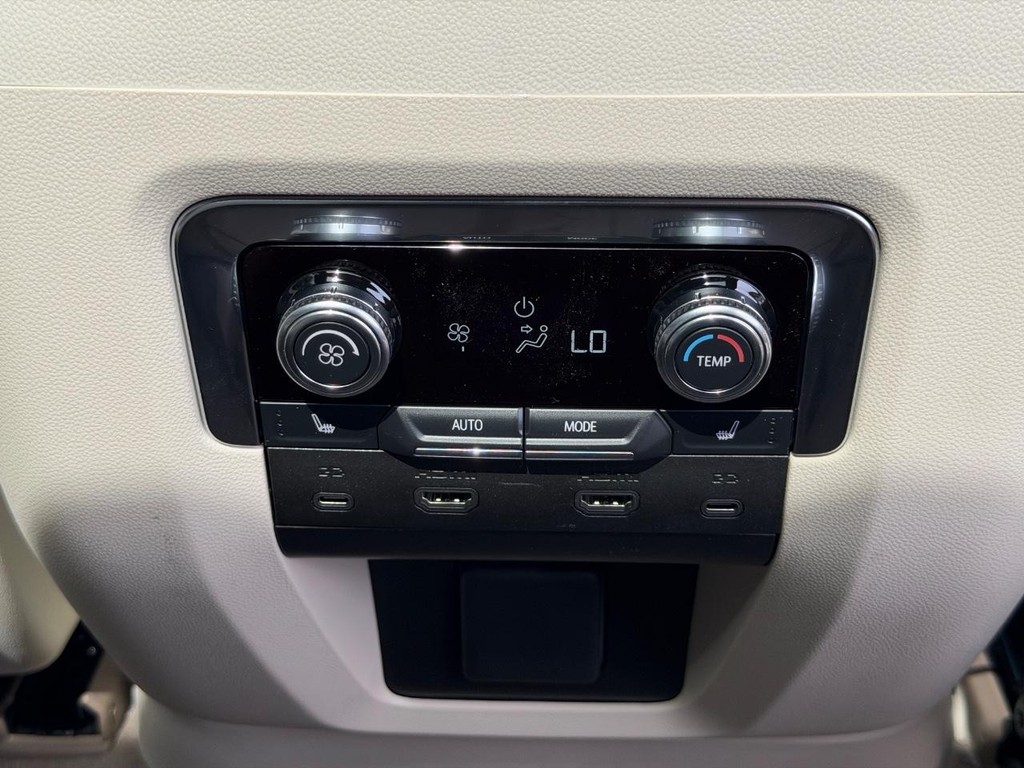 GMC Yukon XL Vehicle Image 09