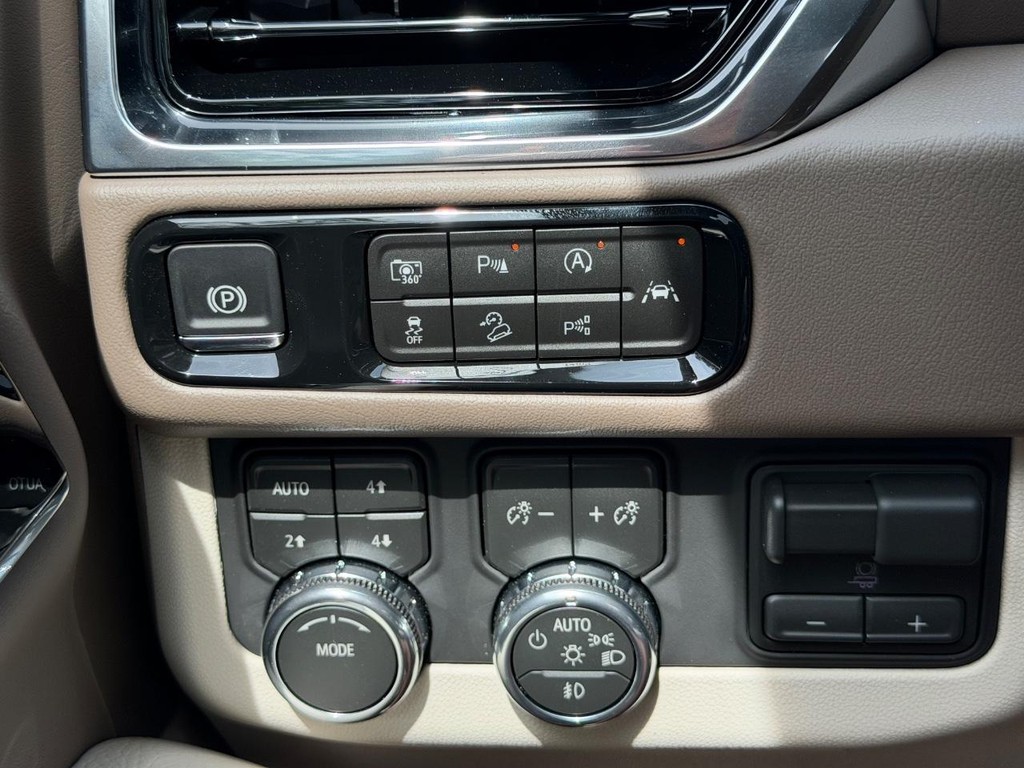 GMC Yukon XL Vehicle Image 11