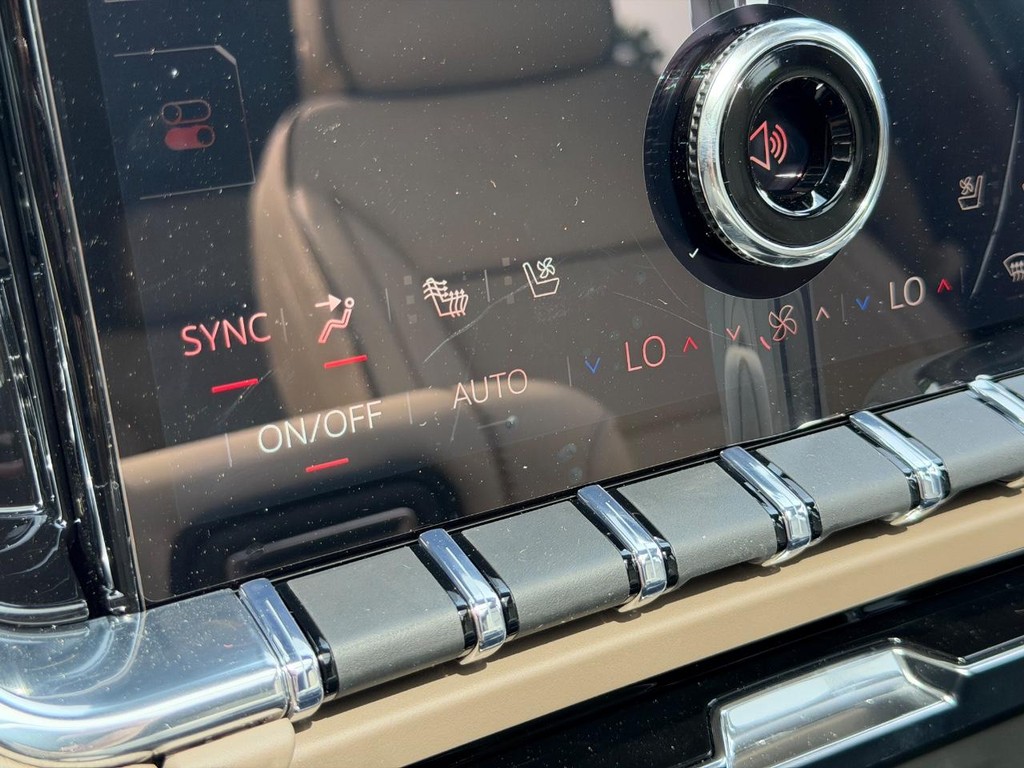 GMC Yukon XL Vehicle Image 15