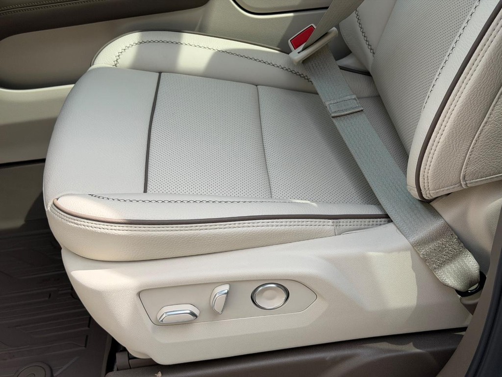 GMC Yukon XL Vehicle Image 16