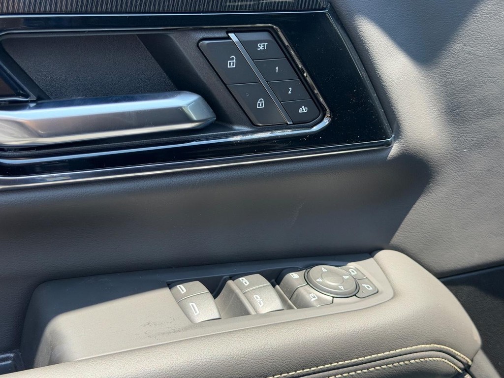 GMC Yukon Vehicle Image 10
