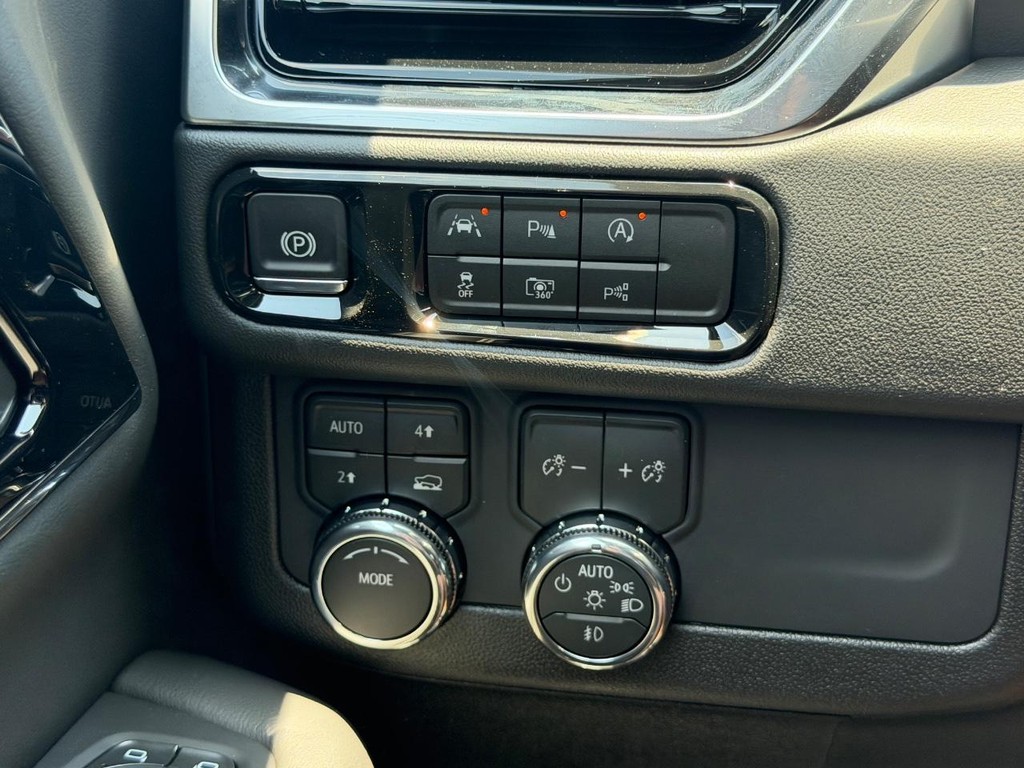 GMC Yukon Vehicle Image 11