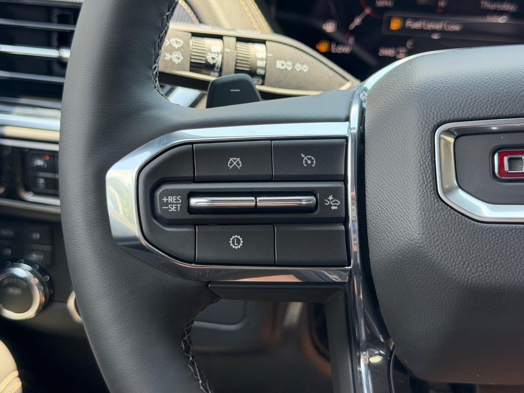GMC Yukon Vehicle Image 12