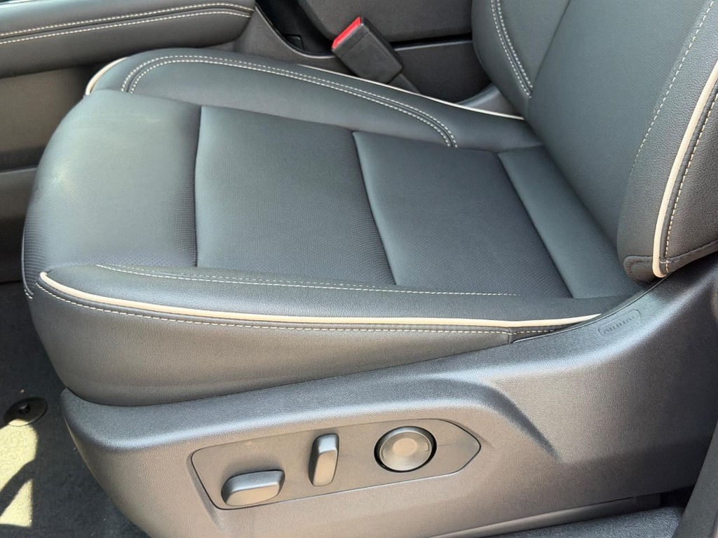 GMC Yukon Vehicle Image 15