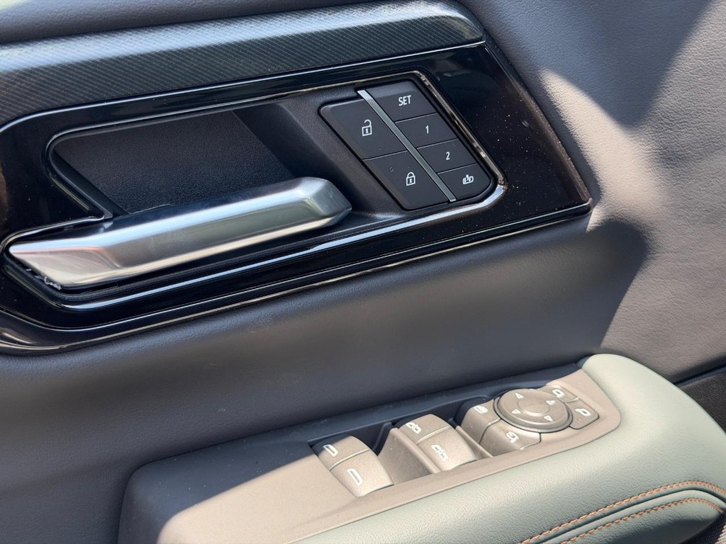 GMC Yukon XL Vehicle Image 09