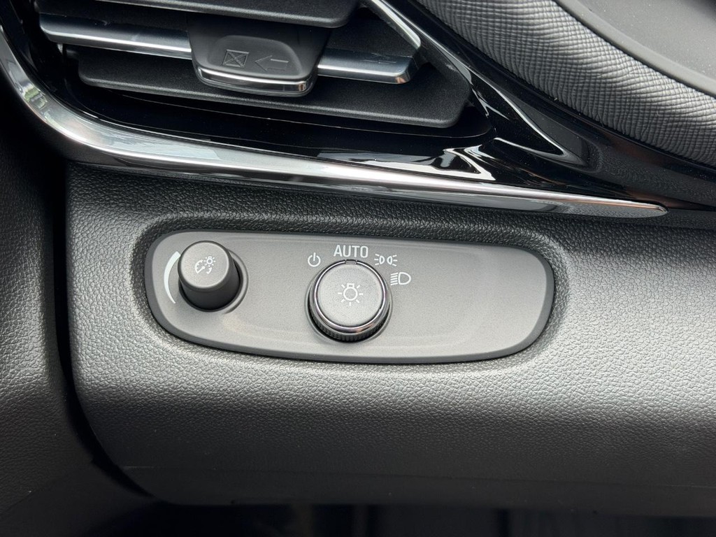 Buick Envista Vehicle Image 10