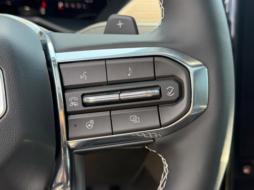GMC Acadia Vehicle Image 12