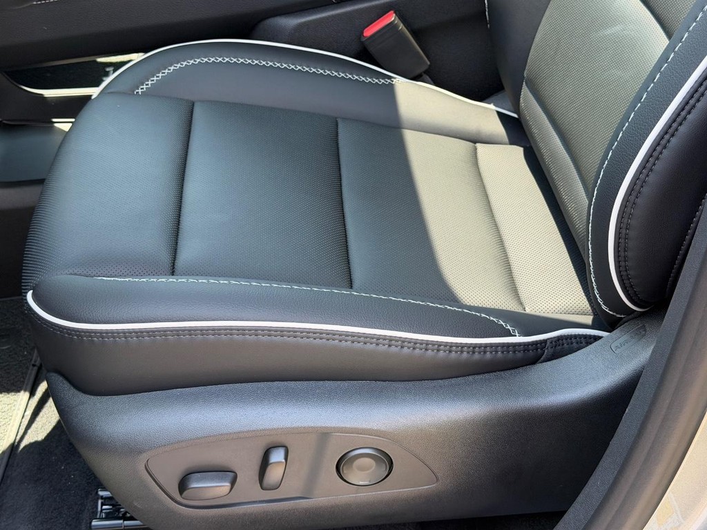 GMC Acadia Vehicle Image 15