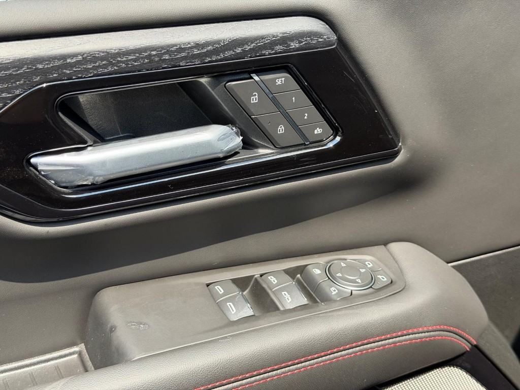 GMC Yukon Vehicle Image 11