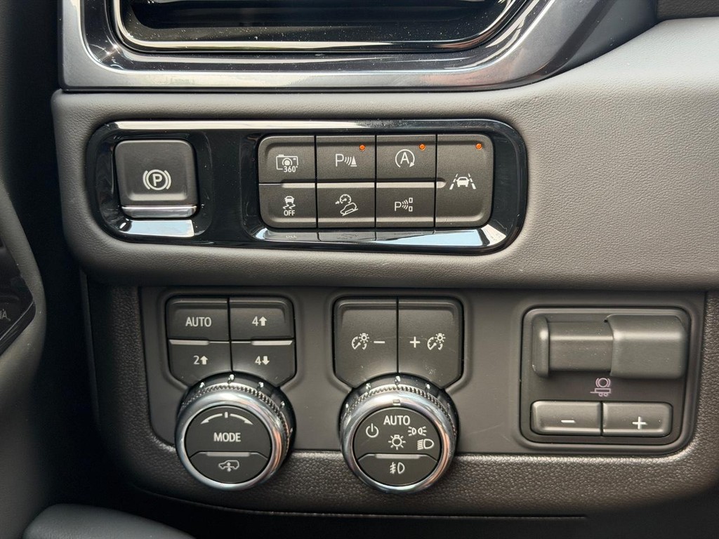 GMC Yukon Vehicle Image 12