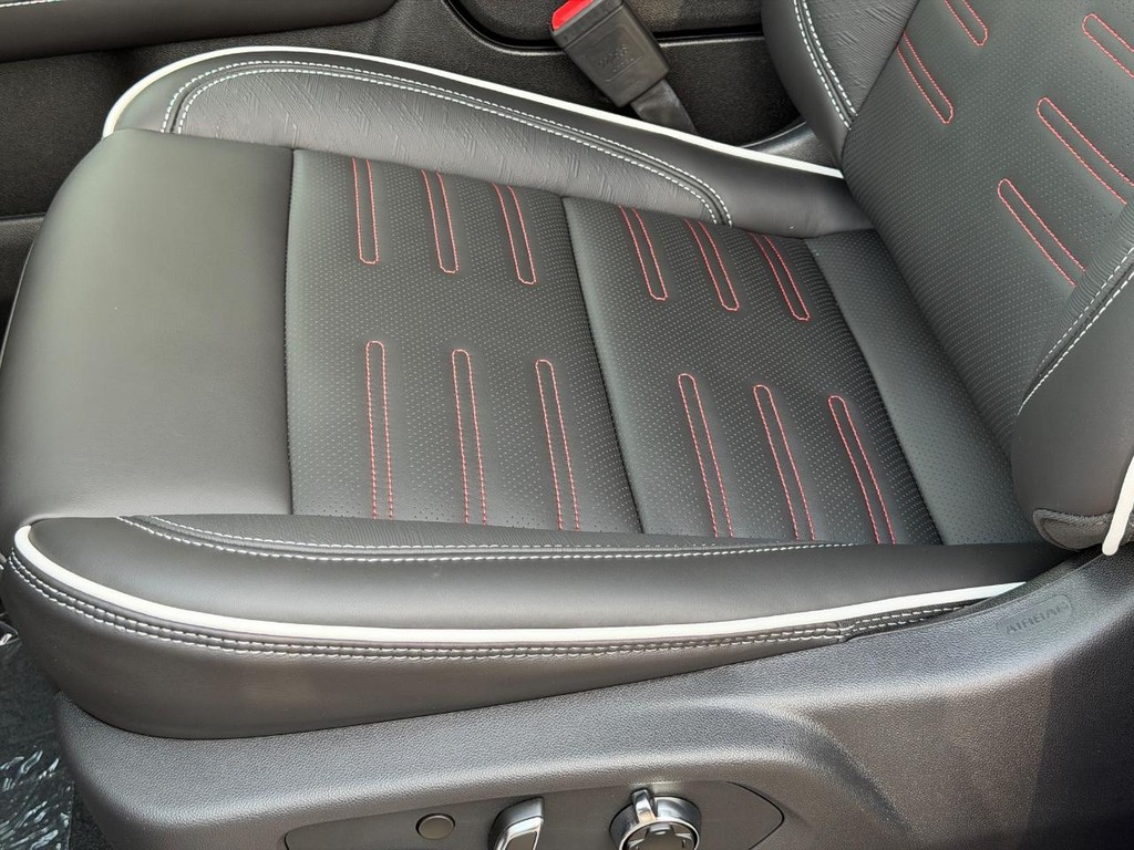 GMC Yukon Vehicle Image 16