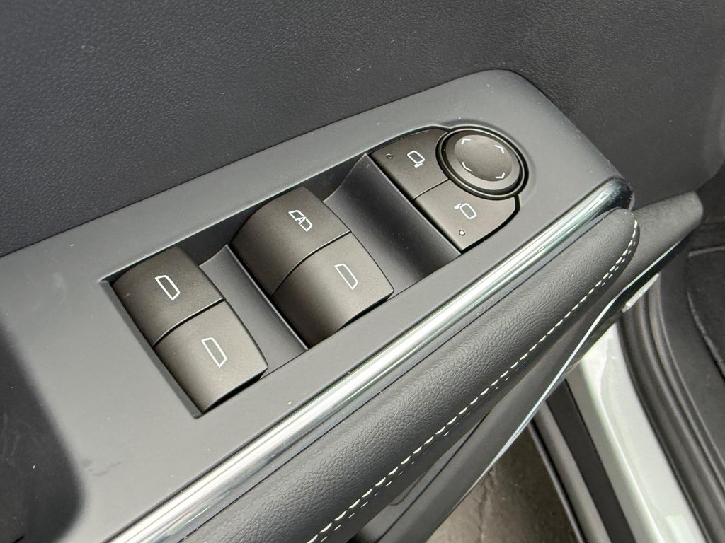 GMC Acadia Vehicle Image 11