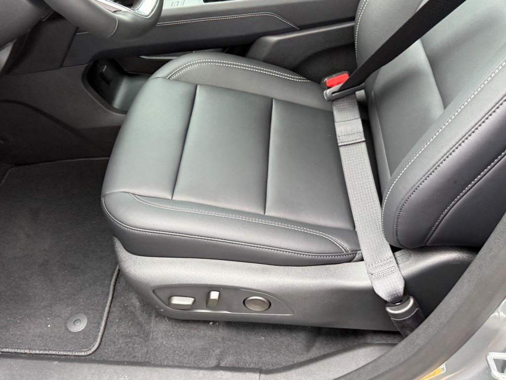 GMC Acadia Vehicle Image 12
