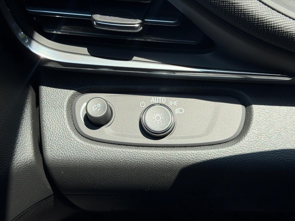 Buick Envista Vehicle Image 10