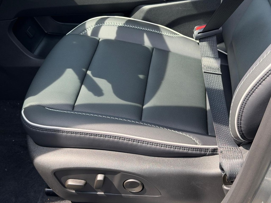 GMC Acadia Vehicle Image 16