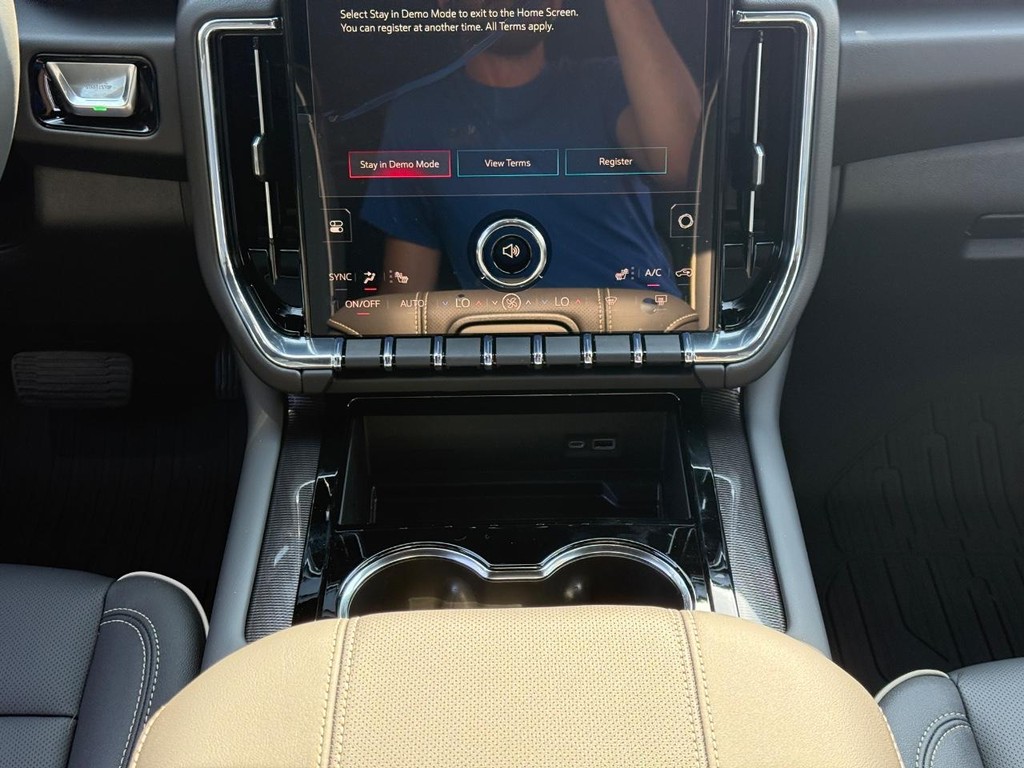 GMC Yukon XL Vehicle Image 11