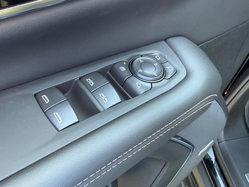 GMC Yukon XL Vehicle Image 12