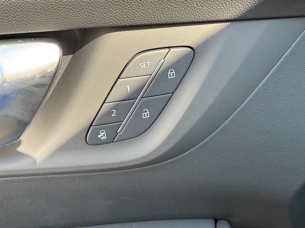 Buick Enclave Vehicle Image 13