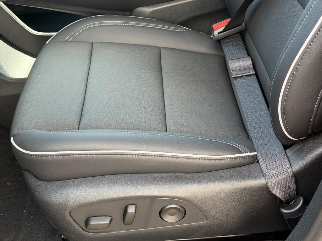 Buick Enclave Vehicle Image 16