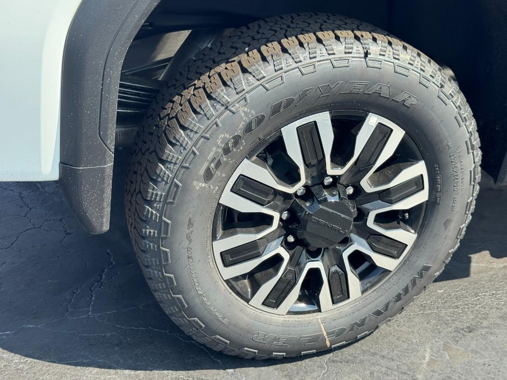 GMC Sierra 2500HD Vehicle Image 04