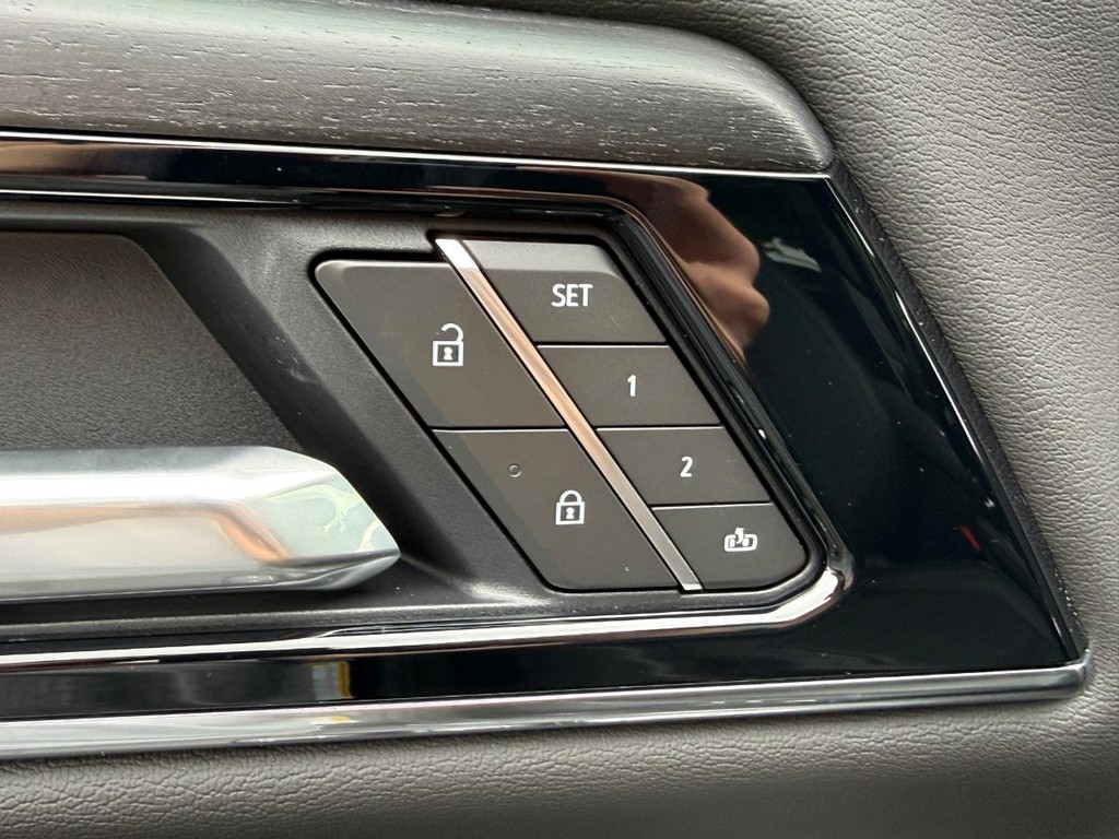GMC Yukon XL Vehicle Image 14