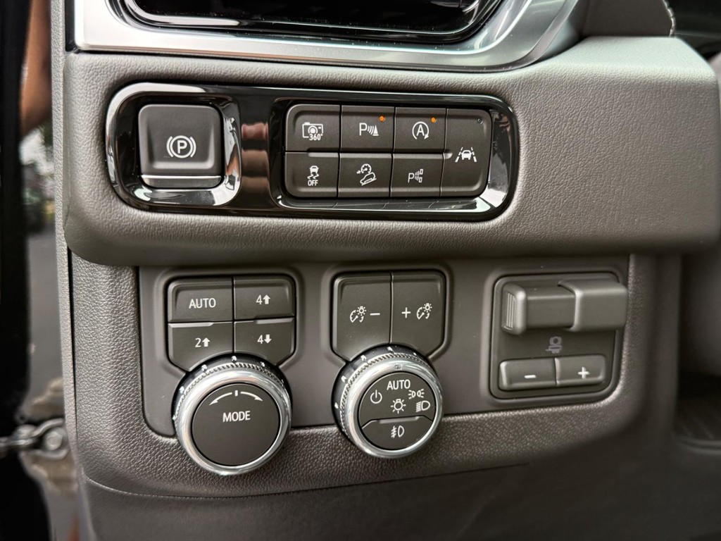 GMC Yukon XL Vehicle Image 16