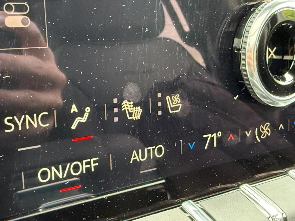 GMC Yukon XL Vehicle Image 21