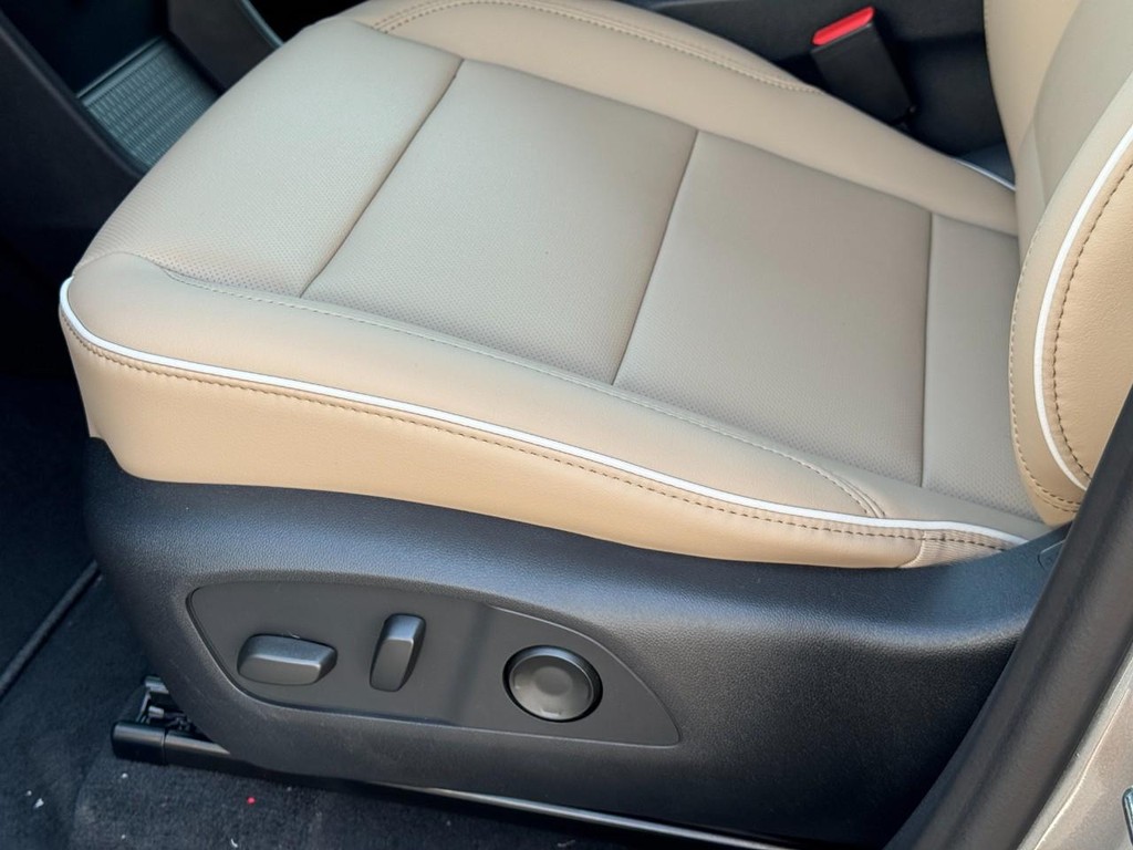 Buick Enclave Vehicle Image 12