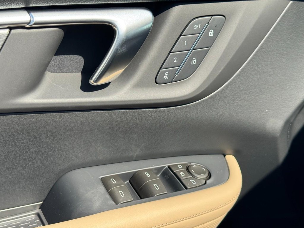 Buick Enclave Vehicle Image 13