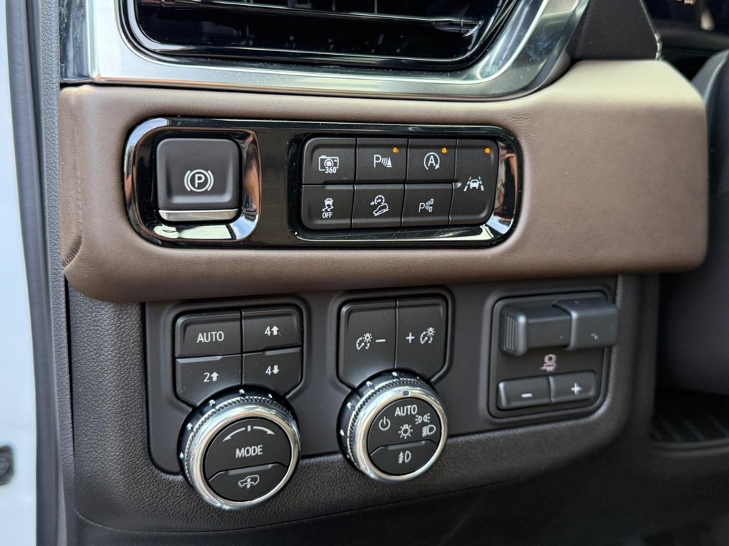 GMC Yukon XL Vehicle Image 16