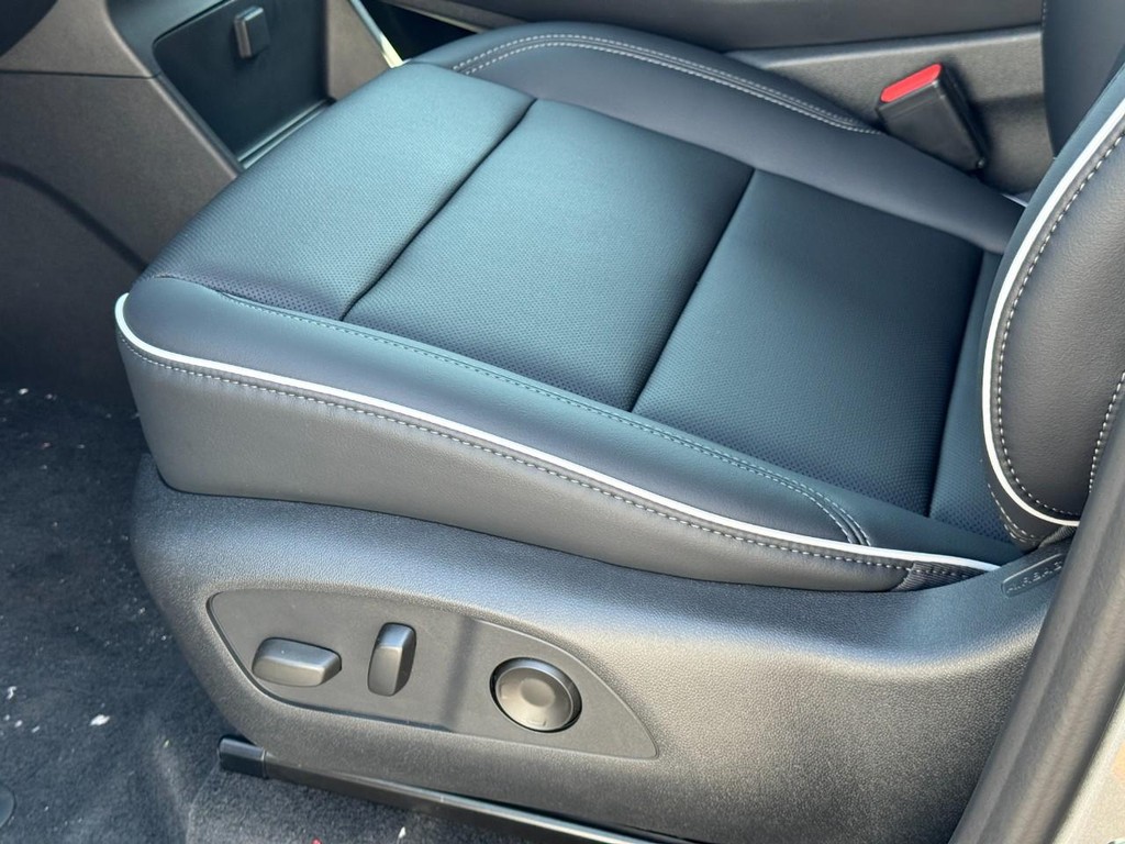 Buick Enclave Vehicle Image 12