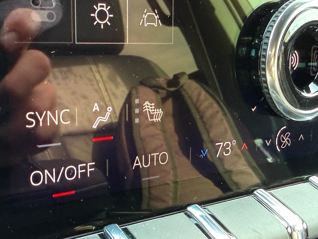 GMC Acadia Vehicle Image 18