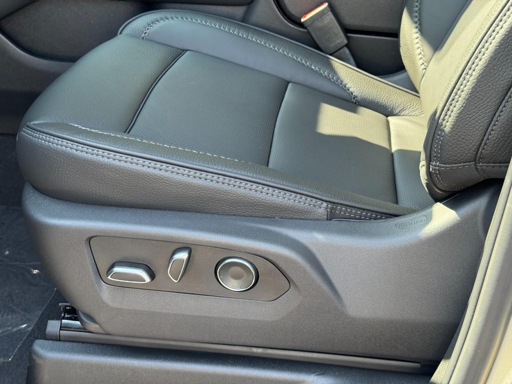 GMC Yukon XL Vehicle Image 14