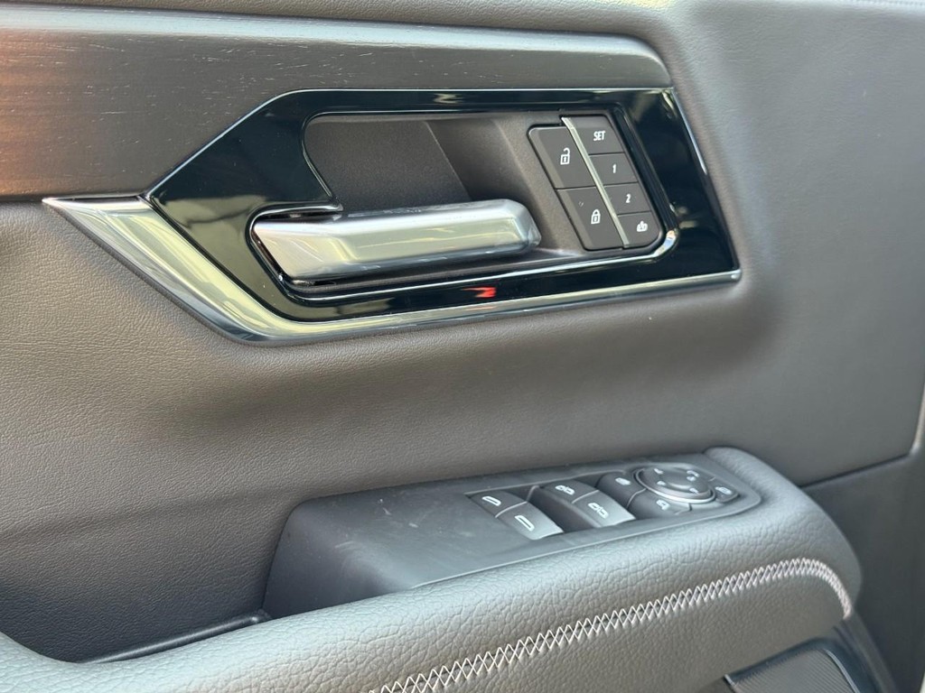 GMC Yukon XL Vehicle Image 15
