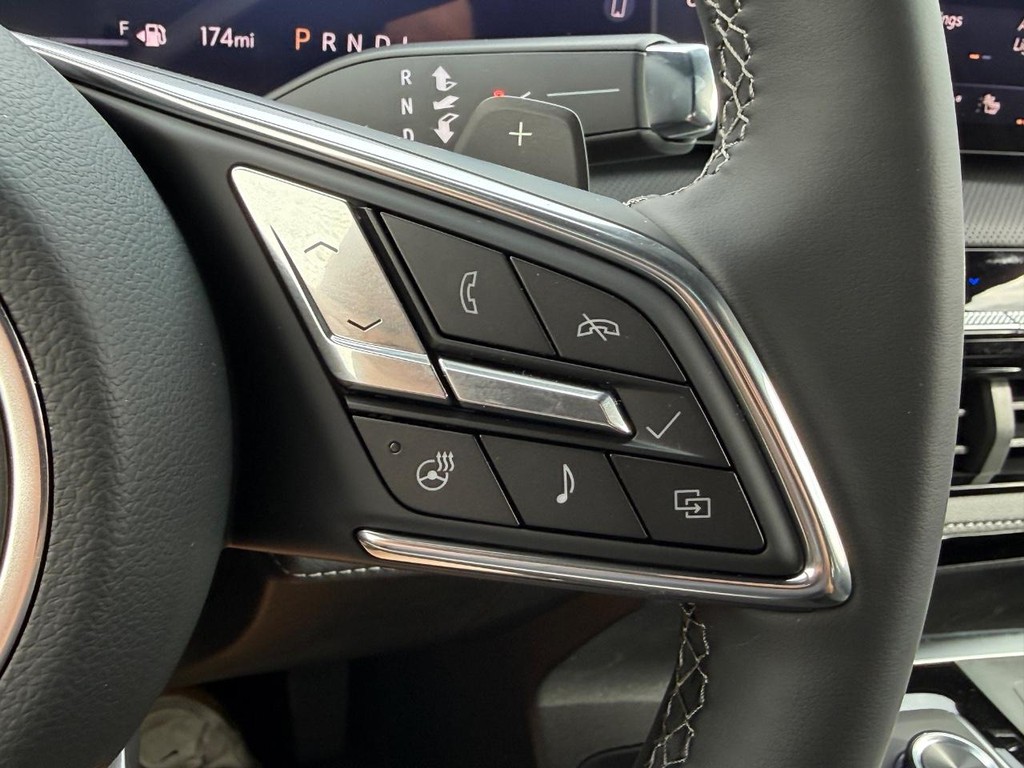 Buick Enclave Vehicle Image 14