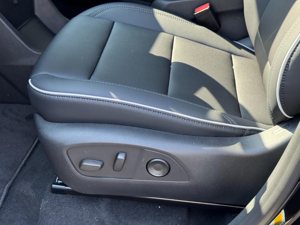 Buick Enclave Vehicle Image 12