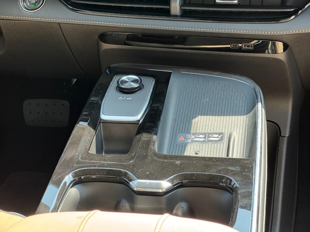 Buick Enclave Vehicle Image 11