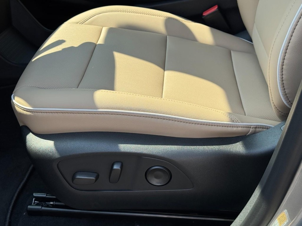 Buick Enclave Vehicle Image 12