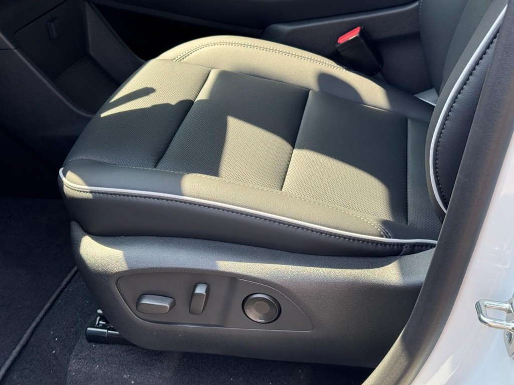 Buick Enclave Vehicle Image 12