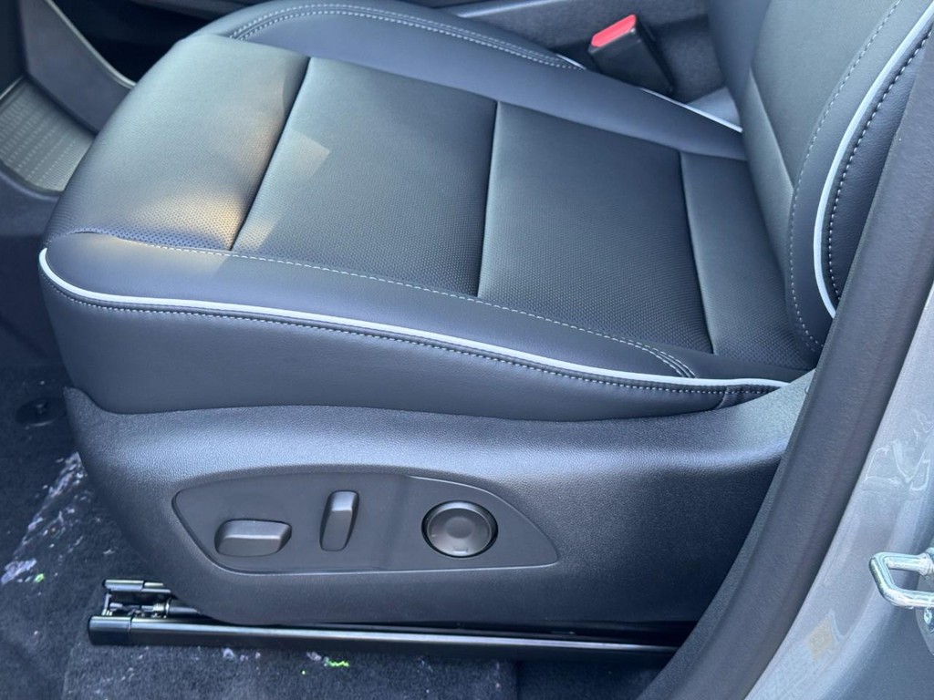 Buick Enclave Vehicle Image 12