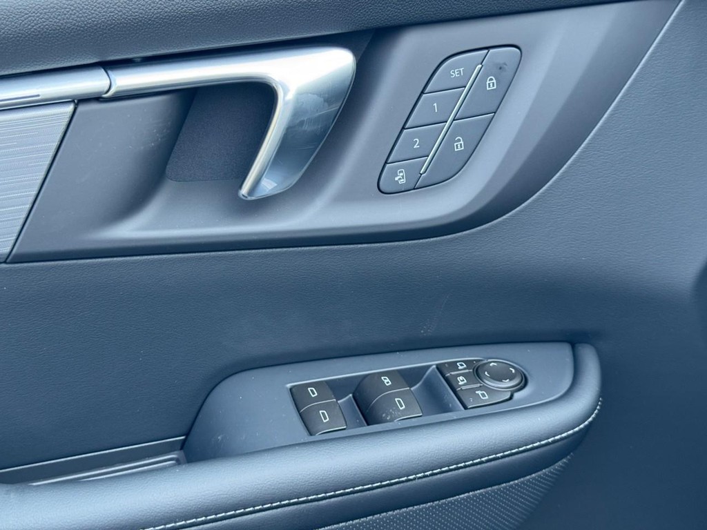 Buick Enclave Vehicle Image 13