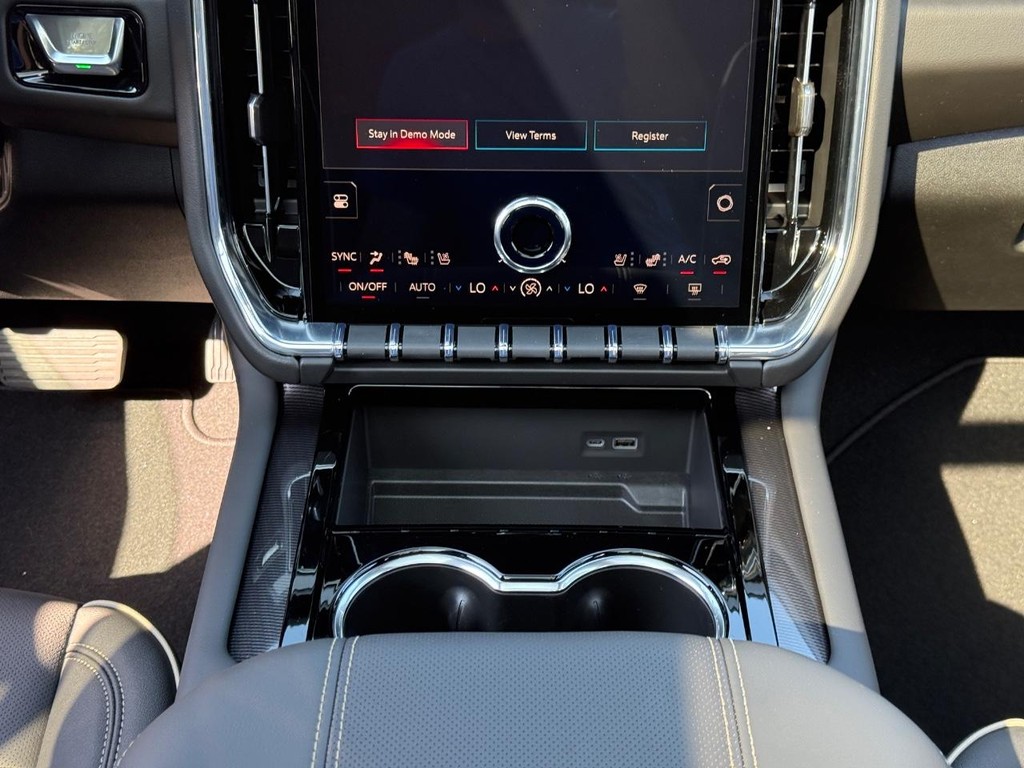 GMC Yukon XL Vehicle Image 10