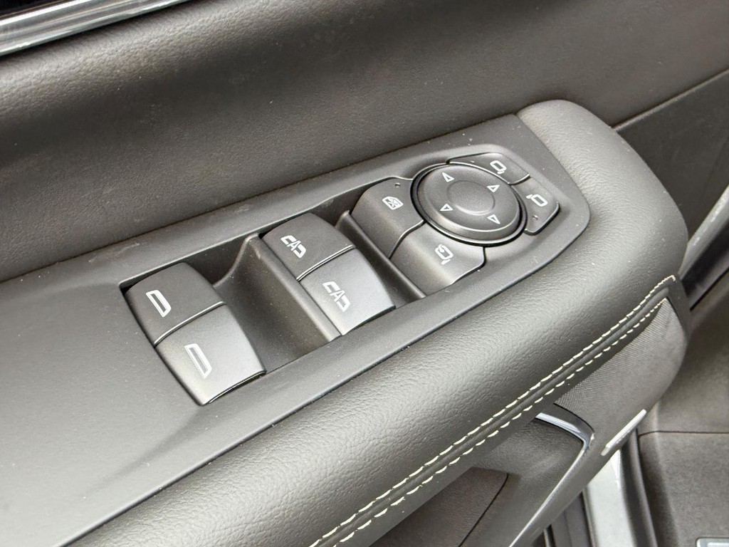 GMC Yukon Vehicle Image 11
