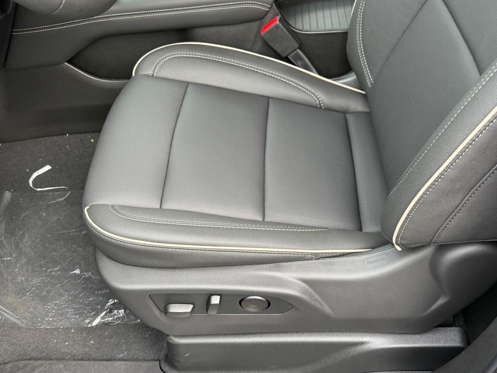 GMC Yukon Vehicle Image 13