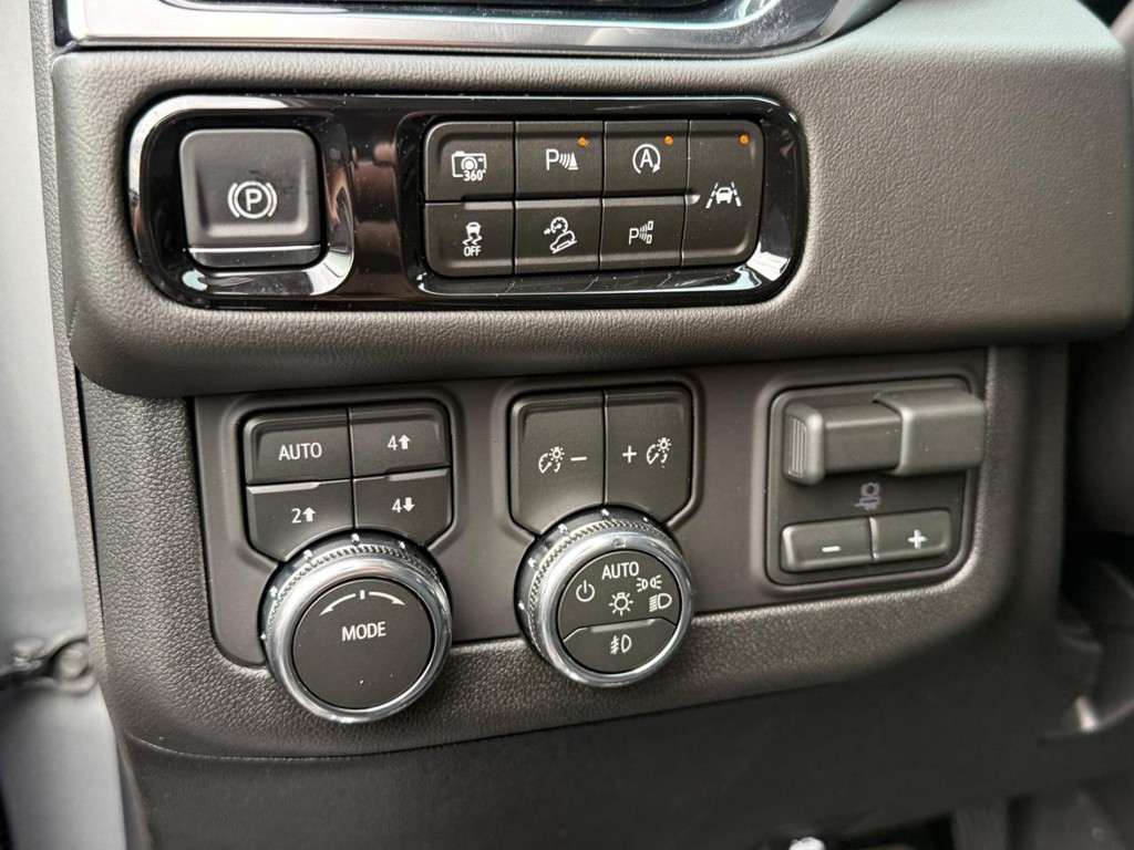 GMC Yukon Vehicle Image 14