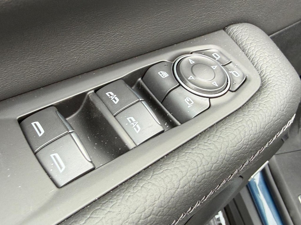 GMC Yukon Vehicle Image 12
